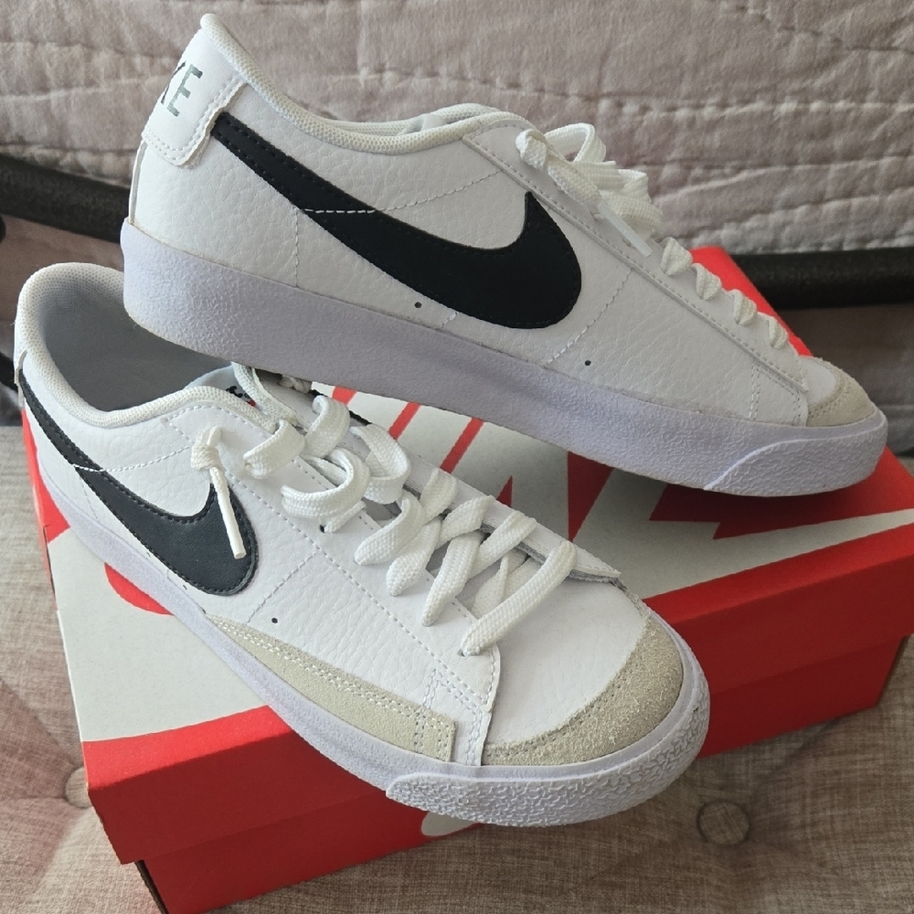 Nike White and Black Sneakers